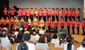 東日本大震災の被災者を招いた「第２回音・きずなコンサート」。兵庫県音楽療法士会の支援事業の一つ＝２０１３年７月、神戸市中央区 