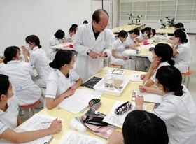 看護師を目指す学生への講義。健康への意識を高めるのも目的の一つ＝神戸市中央区港島中町４、神戸女子大