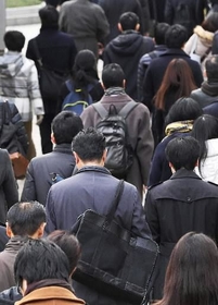 「やる気が起きない」「筋力が落ちた」－。ＬＯＨ症候群は４０代以降で発症するとされる＝神戸市内（撮影・大森　武）