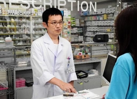 薬局には数百品目以上の薬剤が並び、薬剤師が相談に応じている＝神戸市内