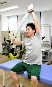 【体幹筋（脊柱起立筋）のトレーニング】両手を上げて左右に動かす。肩甲骨を動かすのがポイント 