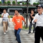 「ジョギング笑い」に取り組む参加者。心地よい汗とともに心身がほぐれる＝大阪市北区中之島１