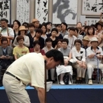 書の揮毫（きごう）に挑む岡本正志さん。健康づくりにはサプリだけでなく、ストレスを解消する趣味も大切だ＝２０１４年８月、京都市左京区、日図デザイン博物館