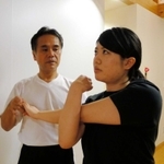 前屈や背伸びなど、基本的な体の屈伸で、その人の柔軟性、ゆがみなどを確認する＝芦屋市内