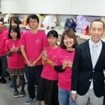 線虫のイラスト入りＴシャツを着る久原研究室のメンバー＝神戸市東灘区岡本の甲南大