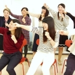 往年のヒット曲「瀬戸の花嫁」に乗せた体操を披露する学生ら。高齢者と楽しんでいる＝西宮市武庫川町、武庫川女子大