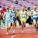 兵庫マスターズ陸上選手権大会で高齢ランナーがトラックを駆ける。左から３人目が山本伝さん＝１０月１２日、ユニバー記念競技場（佐古井守さん提供）