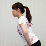 （２）５秒かけて膝を曲げ、５秒かけて伸ばす。背筋を伸ばし、お尻を突き出すように