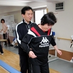 デイサービスの施設で体を動かす利用者。介護予防や認知症予防につながる＝明石市魚住町中尾