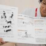 手作りのパンフレットなどで骨盤底筋体操を説明する看護師＝神戸市長田区一番町２、神戸市立医療センター西市民病院