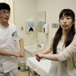 肩と腕を水平に回す頭痛体操。片頭痛を減らす効果があるとされる＝神戸市東灘区向洋町中２、六甲アイランド甲南病院