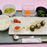 兵庫医科大病院内のレストランで提供されている食事。同病院の管理栄養士が健康食の視点で監修した＝同大提供