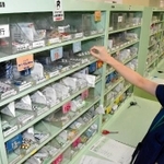 １５００種以上の薬が並ぶ調剤室。「お薬手帳」などによる服用の管理が大切だ＝神戸市立医療センター中央市民病院 