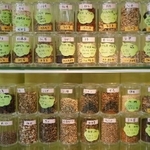 薬膳のお茶の素材。「経験医学」の知恵が詰まっている＝神戸市中央区北長狭通６、咲美堂漢方薬房