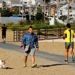 朝日を浴びて、散歩やジョギングをする人たち＝神戸市須磨区、須磨海岸