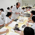 看護師を目指す学生への講義。健康への意識を高めるのも目的の一つ＝神戸市中央区港島中町４、神戸女子大