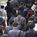 「やる気が起きない」「筋力が落ちた」－。ＬＯＨ症候群は４０代以降で発症するとされる＝神戸市内（撮影・大森　武）