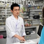 薬局には数百品目以上の薬剤が並び、薬剤師が相談に応じている＝神戸市内
