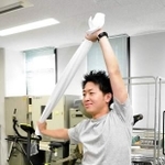 【体幹筋（脊柱起立筋）のトレーニング】両手を上げて左右に動かす。肩甲骨を動かすのがポイント 