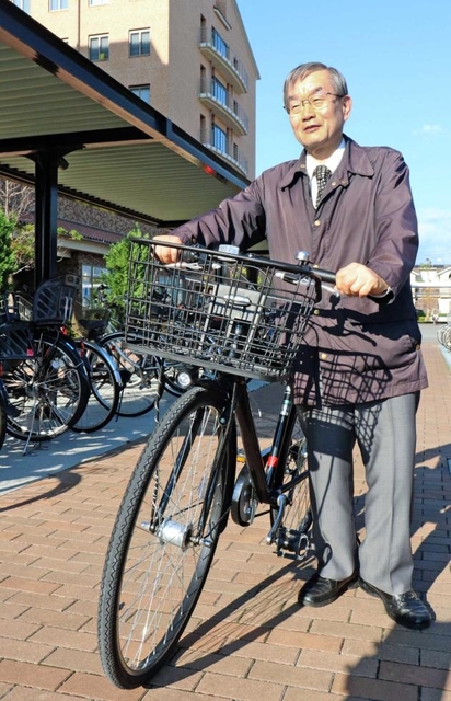 自宅と勤務先の病院との往復は、最寄り駅から自転車で。千原和夫さんが１０年以上続ける運動習慣だ＝明石医療センター