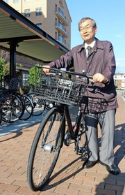 自宅と勤務先の病院との往復は、最寄り駅から自転車で。千原和夫さんが１０年以上続ける運動習慣だ＝明石医療センター