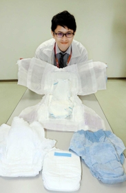 大人用紙おむつは体の状況に対応。手前がパンツタイプで、奥がテープ止めタイプ＝神戸市立西神戸医療センター
