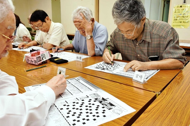 頭の回転を良くするため、クロスワードパズルに挑戦する親寿会のメンバーら＝神戸市兵庫区湊川町６