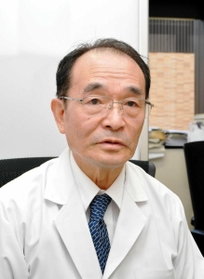 喫煙のリスクについて話す藤原久義・県立尼崎総合医療センター名誉院長＝尼崎市東難波町２