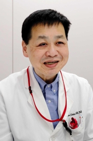 目の健康について話す神戸市立医療センター西市民病院眼科部長の石田和寛さん＝神戸市長田区の同病院