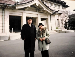 ２００３年ごろ、東京・上野の国立博物館を訪れた母明子と好田タクト（本人提供）