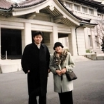 ２００３年ごろ、東京・上野の国立博物館を訪れた母明子と好田タクト（本人提供）