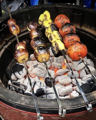 本格派のバーベキューグリル「Kamado Joe」で焼かれた野菜の香ばしい匂いが食欲を誘う