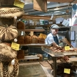 ストックホルムのベーカリー「SÉBASTIEN PÅ SÖDER」。芸術作品のような手挽き粉のパンが店頭に並んでいる