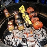 本格派のバーベキューグリル「Kamado Joe」で焼かれた野菜の香ばしい匂いが食欲を誘う