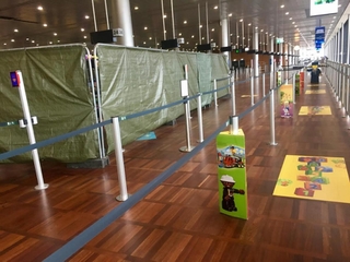 コペンハーゲン国際空港の手荷物検査場。レーンが大きくカバーで覆われており、人っ子一人いない