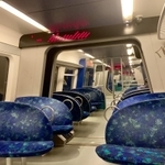 国境封鎖宣言下の電車内。ほぼ無人