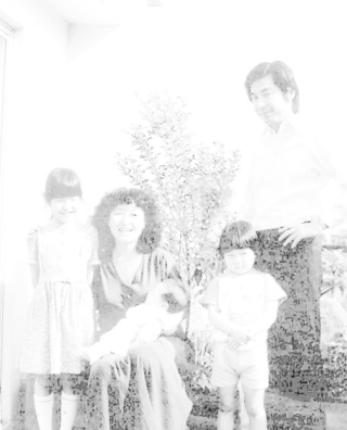３人の娘に恵まれた加藤登紀子さん夫妻（１９８０年ごろ撮影、トキコプランニング提供）