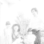 ３人の娘に恵まれた加藤登紀子さん夫妻（１９８０年ごろ撮影、トキコプランニング提供）