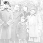 兄の幹雄さん、父の幸四郎さん、母の淑子さん、姉の幸子さん、中央前が加藤登紀子さん（トキコプランニング提供）