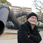 ＡＭＡＭＡＭＡの前で語る榎忠さん。子どもたちが遊ぶ姿に「そりゃうれしいよ」と喜んだ＝尼崎市西長洲町１（撮影・秋山亮太）