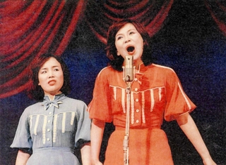 海原千里・万里として漫才を披露する上沼恵美子さん（右）と姉の百々子さん＝本人提供