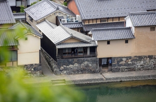 川端に風情のある土蔵が並ぶ。１８１０年建築の登録有形文化財「瓜生原（うりゅうばら）家住宅」はそばなどが味わえる＝兵庫県佐用町平福（撮影・三津山朋彦）