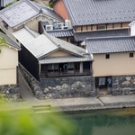 川端に風情のある土蔵が並ぶ。１８１０年建築の登録有形文化財「瓜生原（うりゅうばら）家住宅」はそばなどが味わえる＝兵庫県佐用町平福（撮影・三津山朋彦）