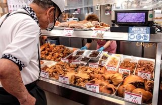 市場の精肉店にはさまざまな蒸し豚料理が並ぶ。店内に南国の風が吹く＝神戸市長田区二葉町２、マルヨネ本店（撮影・三津山朋彦）