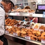 市場の精肉店にはさまざまな蒸し豚料理が並ぶ。店内に南国の風が吹く＝神戸市長田区二葉町２、マルヨネ本店（撮影・三津山朋彦）