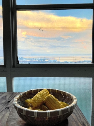 夕暮れの雲を仰ぎながら、とうもろこしを食べました
