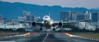 午前７時から午後９時まで次々と離着陸する大阪（伊丹）空港。旅客機がごう音を響かせながら猪名川の土手を飛び越えていく＝伊丹市中村から（撮影・三津山朋彦）