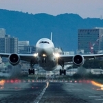 午前７時から午後９時まで次々と離着陸する大阪（伊丹）空港。旅客機がごう音を響かせながら猪名川の土手を飛び越えていく＝伊丹市中村から（撮影・三津山朋彦）