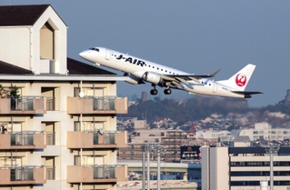 大阪空港周辺では飛行機を大写しできる撮影場所が多い。住宅地が入るアングルは騒音問題も内包する＝伊丹市藤ノ木１から（撮影・三津山朋彦）
