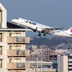 大阪空港周辺では飛行機を大写しできる撮影場所が多い。住宅地が入るアングルは騒音問題も内包する＝伊丹市藤ノ木１から（撮影・三津山朋彦）